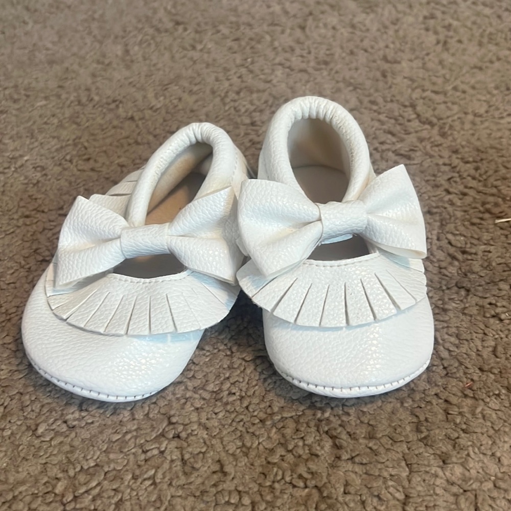 Size 2/3 white faux leather moccasins